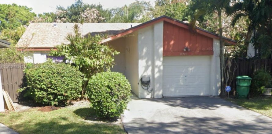 House in Miami, Florida 2 bedrooms, 108.97 sq.m. № 1800690