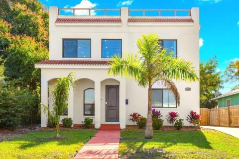 House in Saint Petersburg, Florida 4 bedrooms, 240.8 sq.m. № 2234643