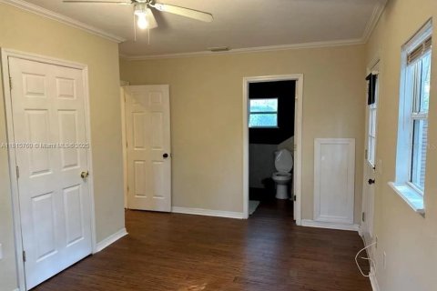 House in Saint Petersburg, Florida 3 bedrooms, 139.35 sq.m. № 1768565 - photo 9