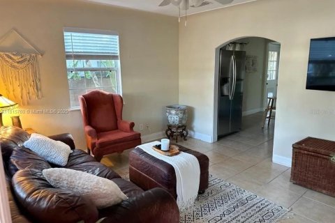 House in Saint Petersburg, Florida 3 bedrooms, 139.35 sq.m. № 1768565 - photo 3