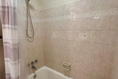 House in Saint Petersburg, Florida 3 bedrooms, 139.35 sq.m. № 1768565 - photo 19