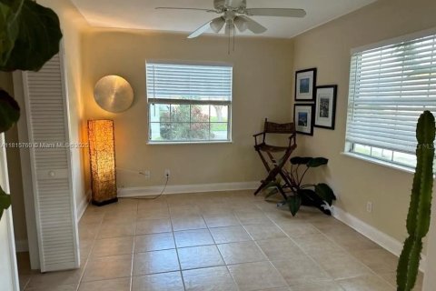 House in Saint Petersburg, Florida 3 bedrooms, 139.35 sq.m. № 1768565 - photo 4