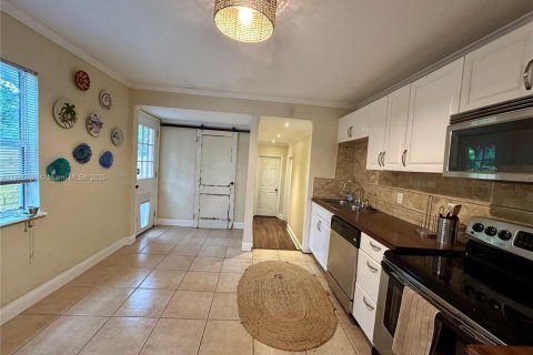 House in Saint Petersburg, Florida 3 bedrooms, 139.35 sq.m. № 1768565 - photo 15