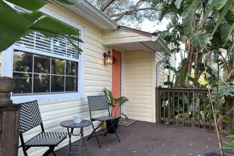 House in Saint Petersburg, Florida 3 bedrooms, 139.35 sq.m. № 1768565 - photo 2