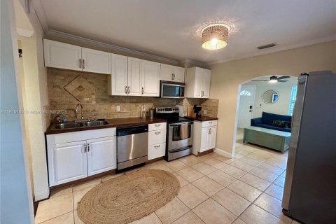 House in Saint Petersburg, Florida 3 bedrooms, 139.35 sq.m. № 1768565 - photo 17