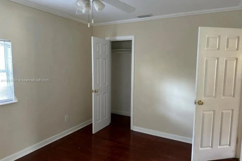 House in Saint Petersburg, Florida 3 bedrooms, 139.35 sq.m. № 1768565 - photo 11