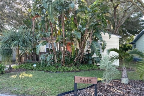House in Saint Petersburg, Florida 3 bedrooms, 139.35 sq.m. № 1768565 - photo 1