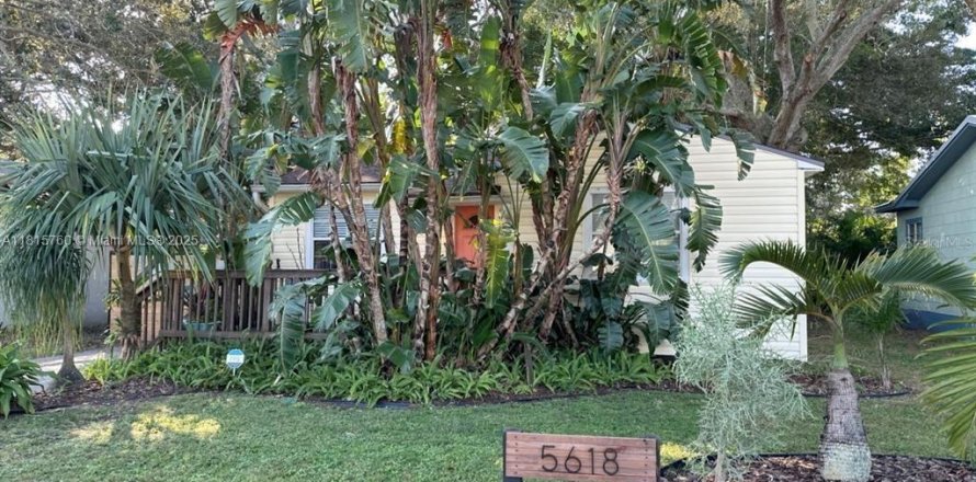 House in Saint Petersburg, Florida 3 bedrooms, 139.35 sq.m. № 1768565