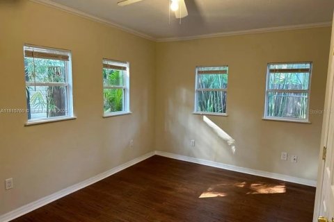 House in Saint Petersburg, Florida 3 bedrooms, 139.35 sq.m. № 1768565 - photo 8