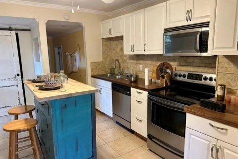 House in Saint Petersburg, Florida 3 bedrooms, 139.35 sq.m. № 1768565 - photo 6