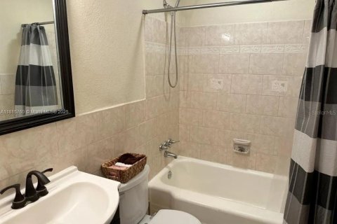 House in Saint Petersburg, Florida 3 bedrooms, 139.35 sq.m. № 1768565 - photo 13