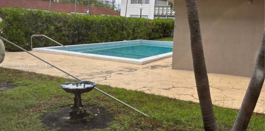 Кондоминиум с 1 спальней в Халландейл-Бич, Флорида № 1947170