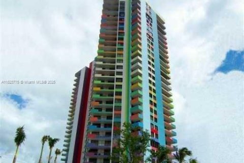 Condo in Miami, Florida, 1 bedroom  № 1888752 - photo 1