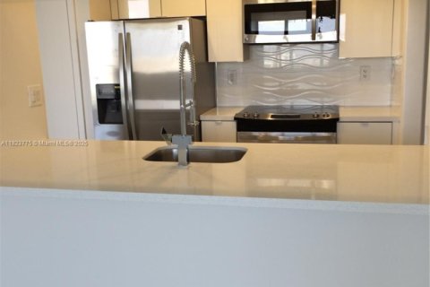 Condo in Miami, Florida, 1 bedroom  № 1888752 - photo 9