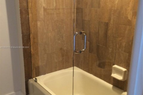 Condo in Miami, Florida, 1 bedroom  № 1888752 - photo 13
