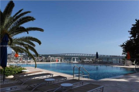 Condo in Miami, Florida, 1 bedroom  № 1888752 - photo 2