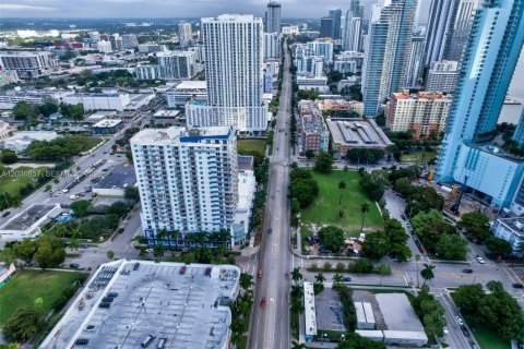 Propiedad comercial en venta en Miami, Florida № 2085004 - foto 21