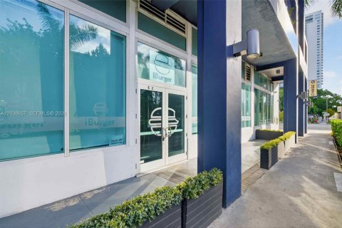 Propiedad comercial en venta en Miami, Florida № 2085004 - foto 8