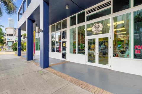 Propiedad comercial en venta en Miami, Florida № 2085004 - foto 11