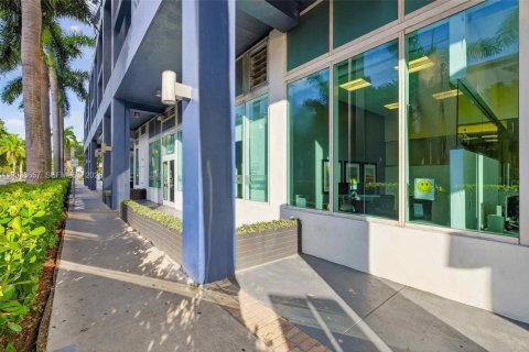 Propiedad comercial en venta en Miami, Florida № 2085004 - foto 9