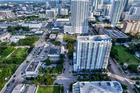 Propiedad comercial en venta en Miami, Florida № 2085004 - foto 24