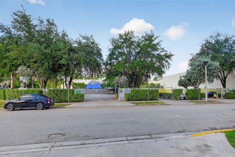 Propiedad comercial en venta en Miami, Florida № 2085004 - foto 19