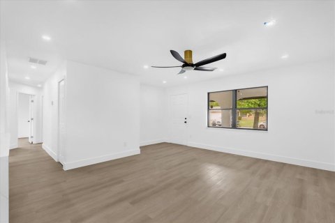 House in Orlando, Florida 4 bedrooms, 135.92 sq.m. № 1833473 - photo 10