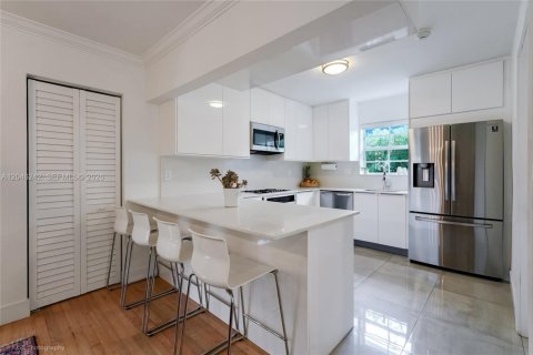 Villa ou maison à louer à Coral Gables, Floride: 3 chambres, 158.31 m2 № 2244758 - photo 5