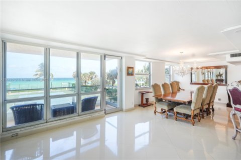 Condo in Hallandale Beach, Florida, 2 bedrooms  № 1836072 - photo 5