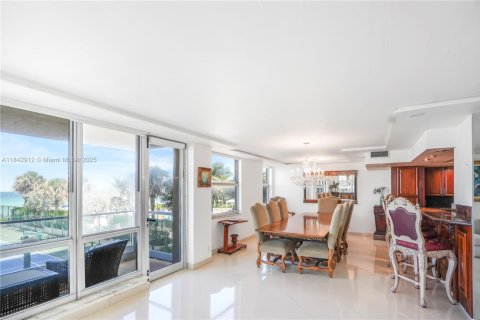 Condo in Hallandale Beach, Florida, 2 bedrooms  № 1836072 - photo 28