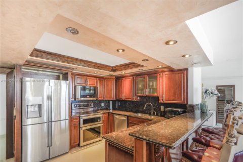 Condo in Hallandale Beach, Florida, 2 bedrooms  № 1836072 - photo 29
