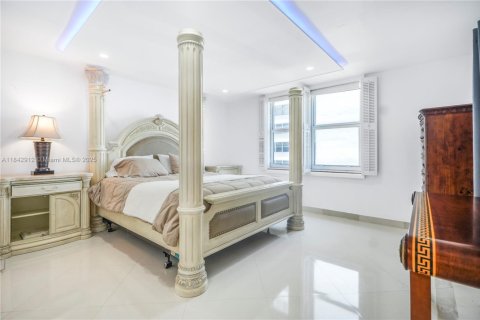 Condo in Hallandale Beach, Florida, 2 bedrooms  № 1836072 - photo 24