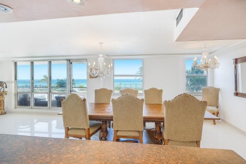 Condo in Hallandale Beach, Florida, 2 bedrooms  № 1836072 - photo 1