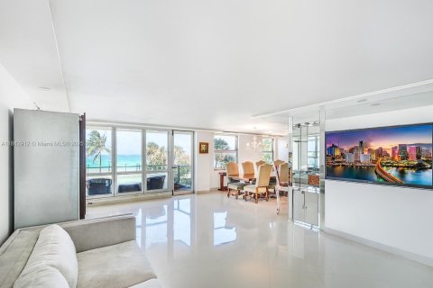 Condo in Hallandale Beach, Florida, 2 bedrooms  № 1836072 - photo 20