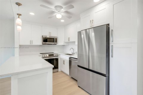 Condo in Boca Raton, Florida, 1 bedroom  № 1944145 - photo 1