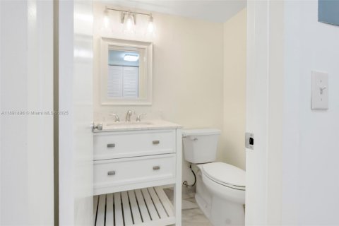 Condo in Boca Raton, Florida, 1 bedroom  № 1944145 - photo 13