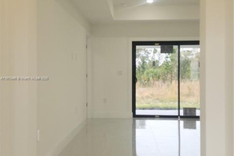 Купить виллу или дом в Лихай-Эйкерс, Флорида 4 спальни, № 1968837 - фото 2