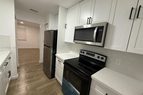 Villa ou maison à louer à Hallandale Beach, Floride: 3 chambres, 215.63 m2 № 2001271 - photo 2