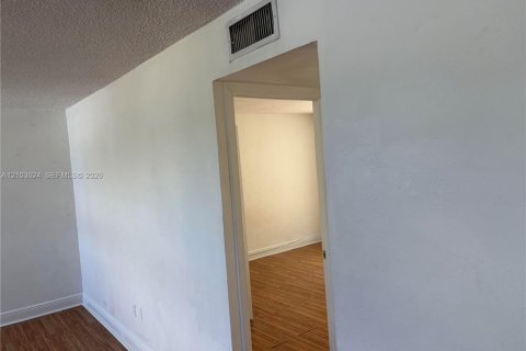 Copropriété à louer à North Bay Village, Floride: 1 chambre, 57.6 m2 № 2415630 - photo 20