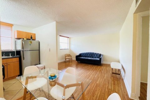 Copropriété à louer à North Bay Village, Floride: 1 chambre, 57.6 m2 № 2415630 - photo 2