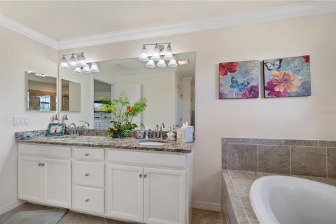 House in Lakewood Ranch, Florida 4 bedrooms, 236.53 sq.m. № 1326709 - photo 14