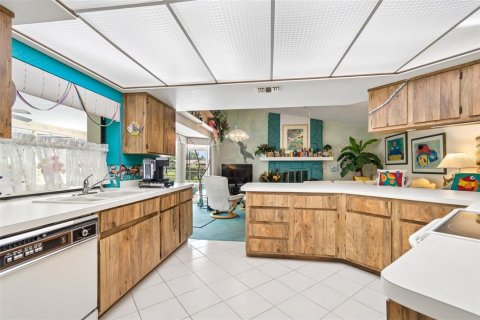 House in Palm Harbor, Florida 4 bedrooms, 263.29 sq.m. № 2280551 - photo 13