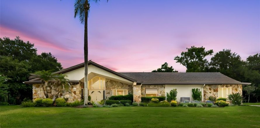 House in Palm Harbor, Florida 4 bedrooms, 263.29 sq.m. № 2280551