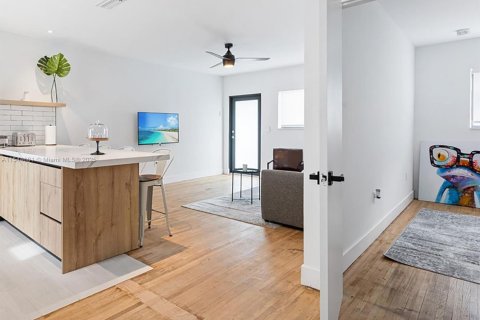 Casa en alquiler en Miami, Florida, 1 dormitorio, 214.14 m2 № 1867317 - foto 9