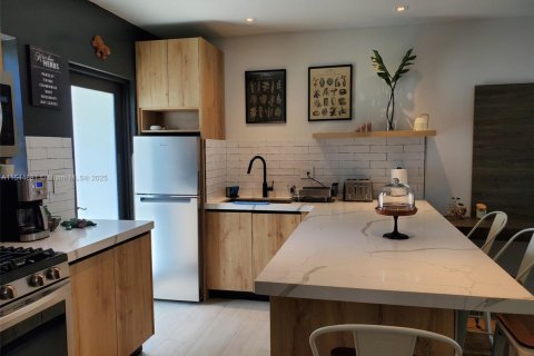 Casa en alquiler en Miami, Florida, 1 dormitorio, 214.14 m2 № 1867317 - foto 18