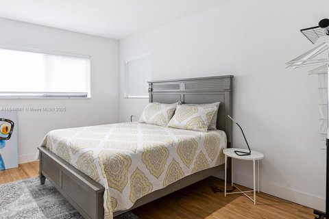 Casa en alquiler en Miami, Florida, 1 dormitorio, 214.14 m2 № 1867317 - foto 6