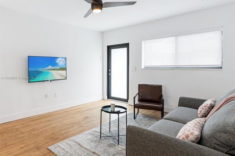 Casa en alquiler en Miami, Florida, 1 dormitorio, 214.14 m2 № 1867317 - foto 5