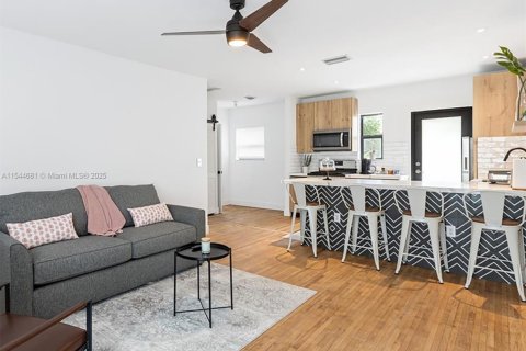 Casa en alquiler en Miami, Florida, 1 dormitorio, 214.14 m2 № 1867317 - foto 2