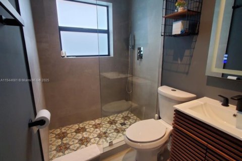 Casa en alquiler en Miami, Florida, 1 dormitorio, 214.14 m2 № 1867317 - foto 10