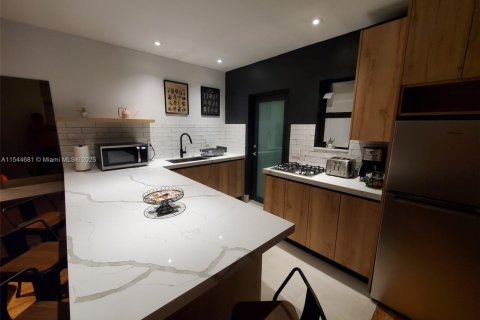 Casa en alquiler en Miami, Florida, 1 dormitorio, 214.14 m2 № 1867317 - foto 15